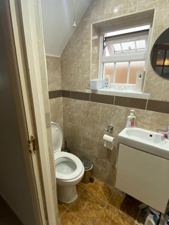 Large Double Bedroom With Free On Site Parking Kingston upon Thames  Exterior photo