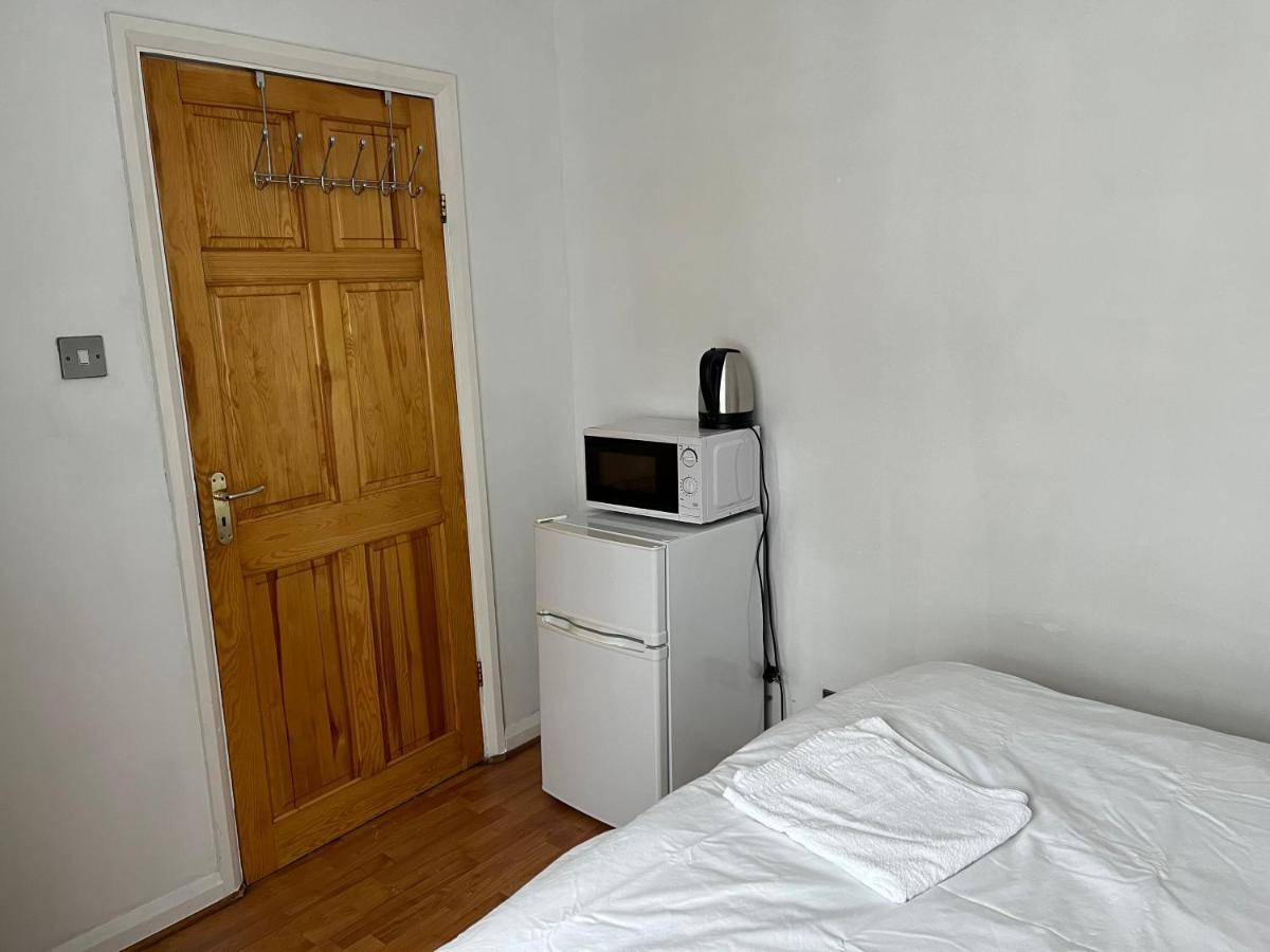 Large Double Bedroom With Free On Site Parking Kingston upon Thames  Exterior photo